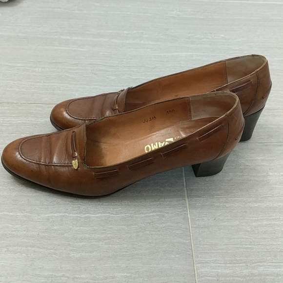 Vintage Salvatore Ferragamo Moccasin/Boat Heels - Picture 4 of 8